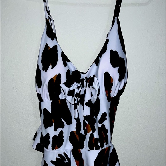 Ruffled Styled One-Piece Printed Pattern Swimwear. Size XL. Never Worn - Picture 7 of 8